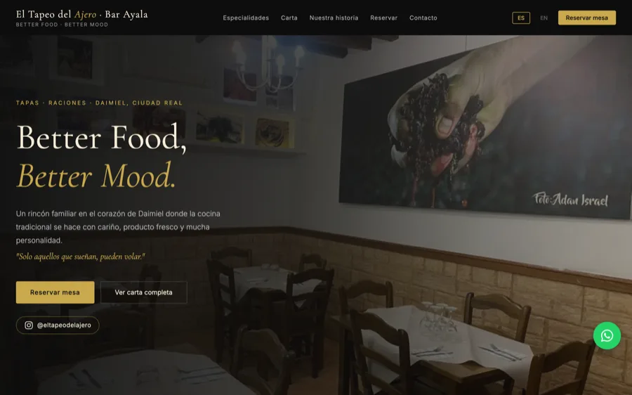 Inicio de la web de El Tapeo del Ajero: el comedor del restaurante al fondo, el lema «Better Food, Better Mood» y los botones para reservar mesa y ver la carta.